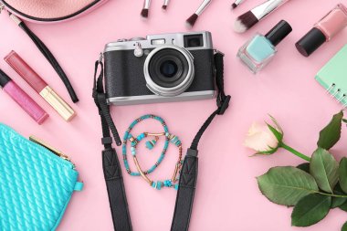 Kamera, kozmetik ve Aksesuar renk arka plan üzerinde kompozisyonu. Güzellik blogger kavramı