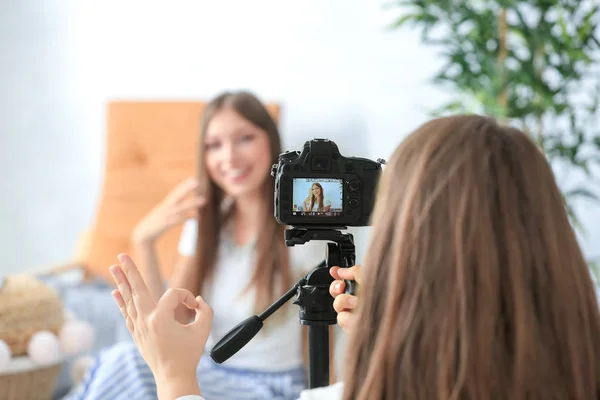 Nahrávání videa s ženské blogger doma žena — Stock fotografie