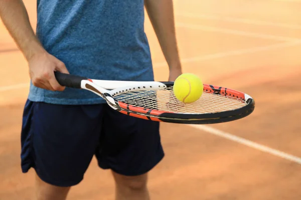 Hombre con raqueta de tenis — Foto de Stock