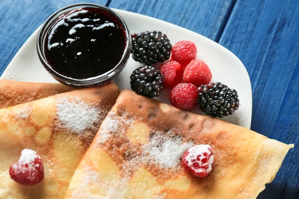 Assiette de délicieuses crêpes fines — Photo