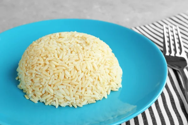 Placă cu minge de orez gătit pe masă — Fotografie, imagine de stoc