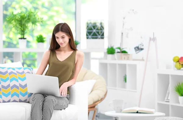 Jovem mulher com laptop — Fotografia de Stock