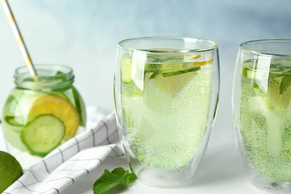 Deliciosa água refrescante com pepino — Fotografia de Stock