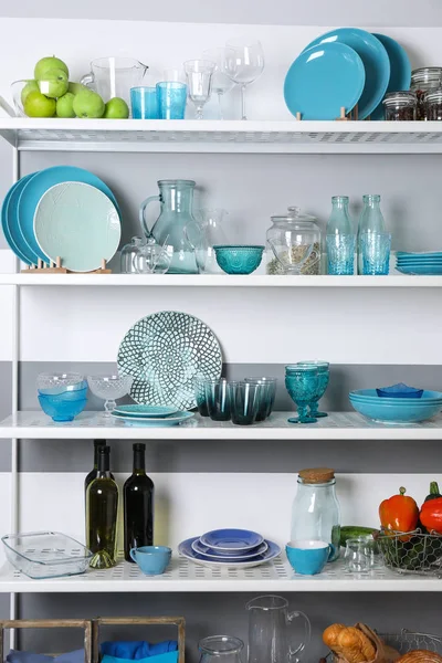 Стойка хранения с посудой — стоковое фото