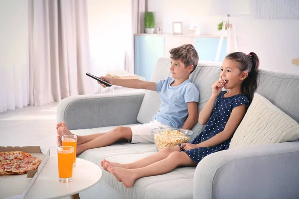 Słodkie dzieci oglądanie Tv na kanapie w domu — Zdjęcie stockowe