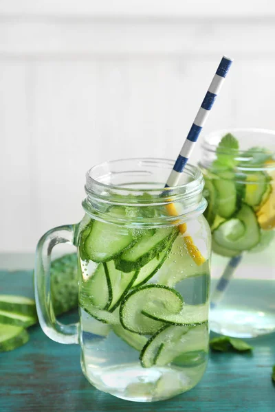 Verse komkommer water met citroen — Stockfoto