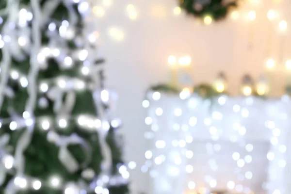 Vista turva da bela sala com abeto e luzes de Natal — Fotografia de Stock