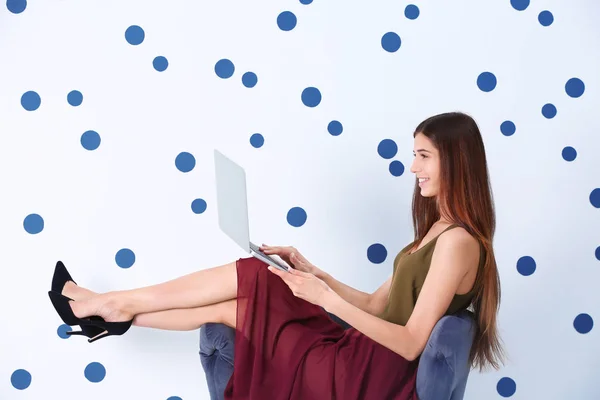 Young woman with laptop — Stock Photo, Image