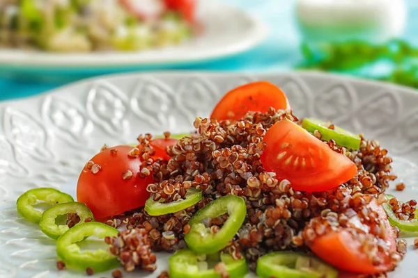 Sallad med quinoa och grönsaker — Stockfoto