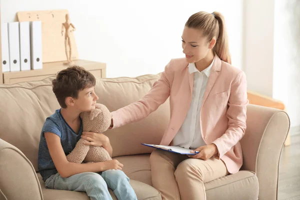 Jeune psychologue travaillant avec un petit garçon au bureau — Photo