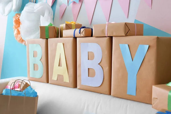 Gifts and decorations for baby shower party indoors — Stockfoto
