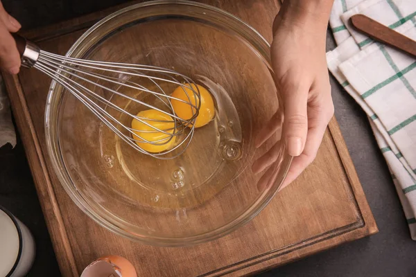 Kvinnlig kock Vispa ägg — Stockfoto