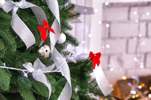 Krásná jedle stříbrné stuhy a vánoční osvětlení — Stock fotografie