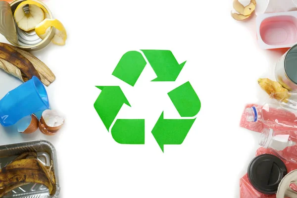 Recyclingschild und Müll — Stockfoto