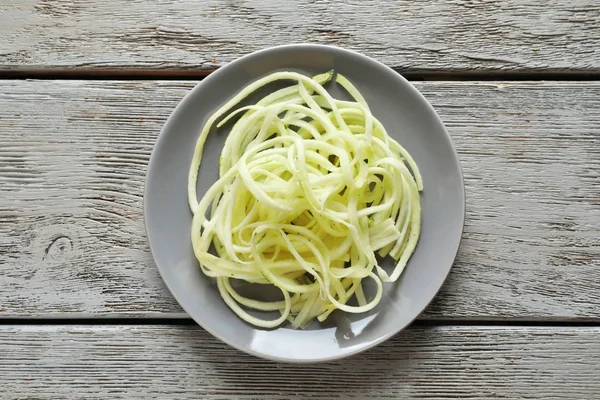 Placa con espaguetis de calabacín — Foto de Stock