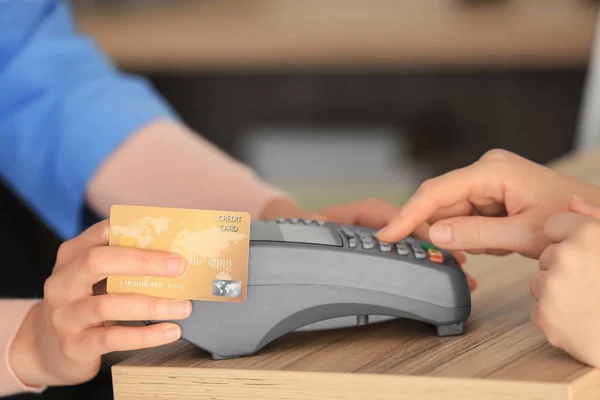 Jonge vrouw betaalt met credit card — Stockfoto