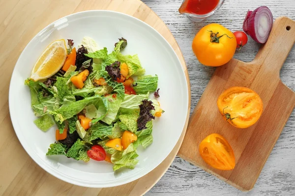 Teller mit Grünkohlsalat auf dem Tisch — Stockfoto