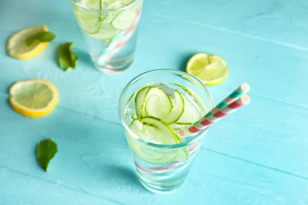 Lekker verfrissend water met komkommer — Stockfoto