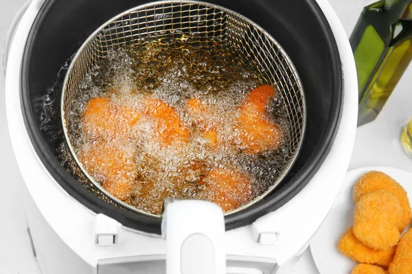 Nuggets in deep fryer — Stock Photo, Image