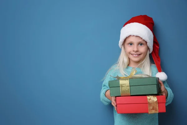 Carino Bambina Con Regalo Natale Sfondo Colore — Foto Stock