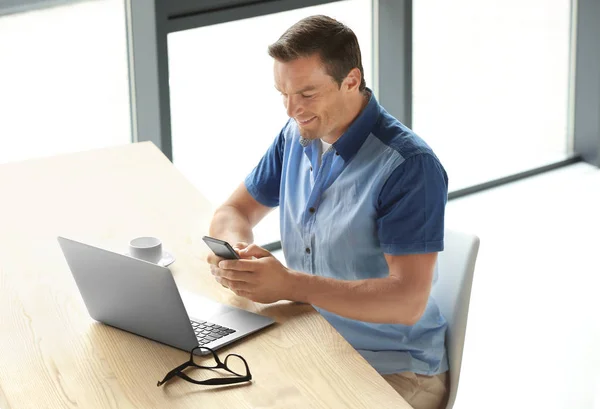 Homme utilisant un smartphone à la maison — Photo