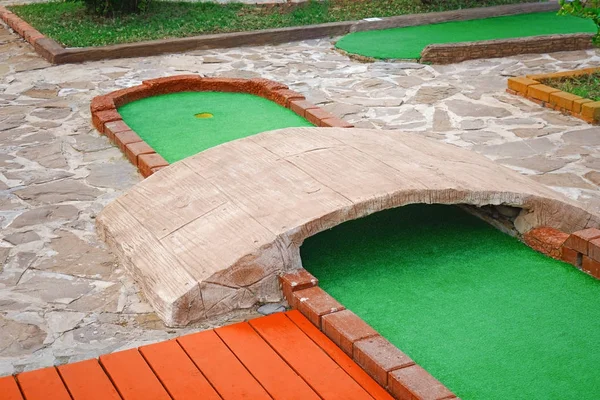 Campo de golf en miniatura en el complejo tropical — Foto de Stock