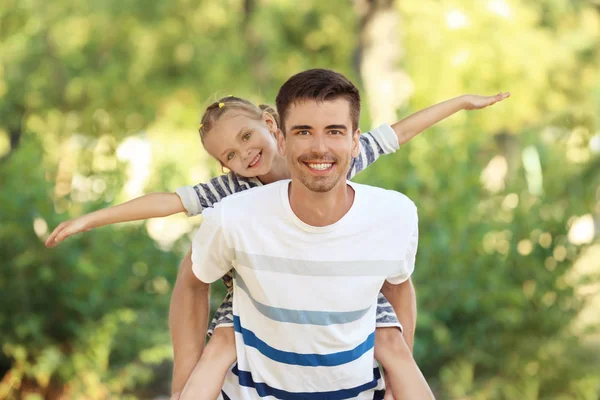 Vader en dochter in park op zonnige dag — Stockfoto