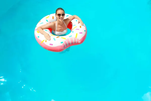 Mujer joven con donut inflable — Foto de Stock