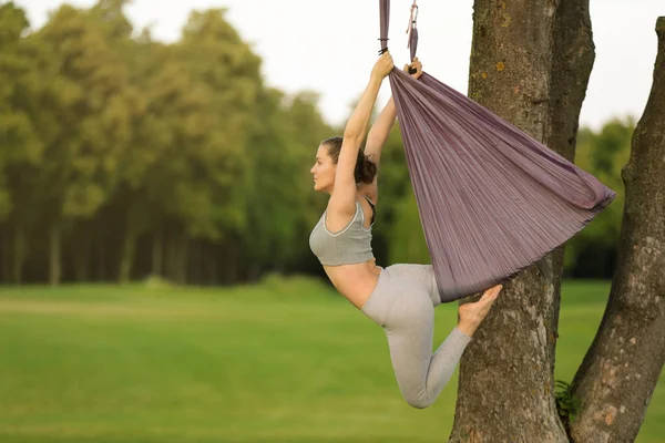 Femme pratiquant le yoga aérien — Photo