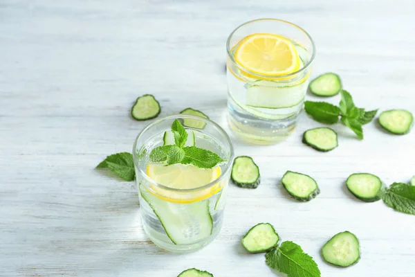 Čerstvé okurky vodu s citronem — Stock fotografie