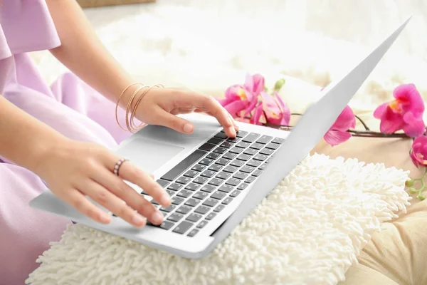 Jovem blogueira feminina com laptop, close-up — Fotografia de Stock