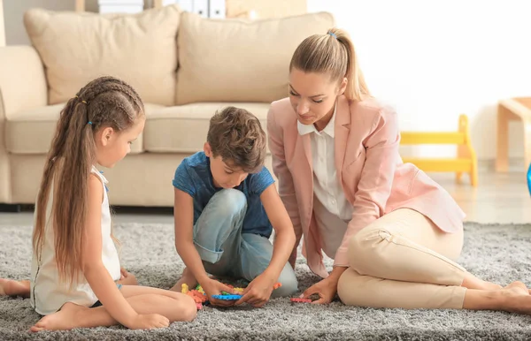 Młody psycholog pracuje z cute dzieci w biurze — Zdjęcie stockowe