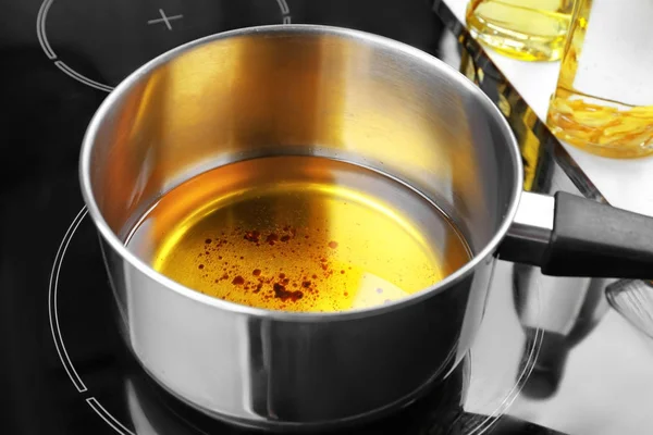 Saucepan with used vegetable oil on stove — Stock Photo, Image