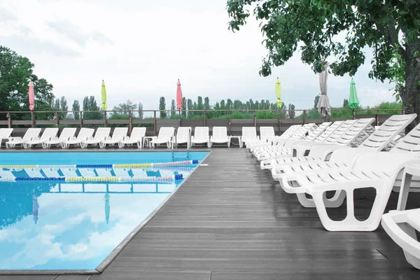 Moderní plavecký bazén, venkovní — Stock fotografie