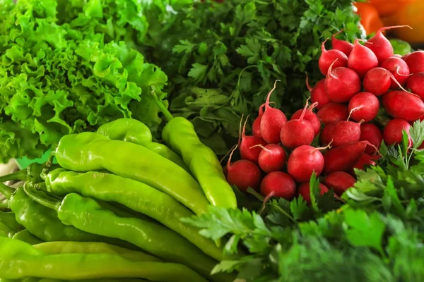 Assortment of herbs and vegetables at market — Stock Photo, Image