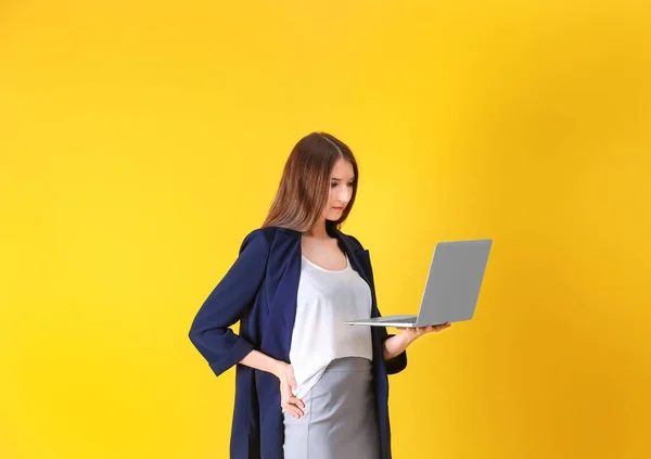 Giovane donna con computer portatile — Foto Stock