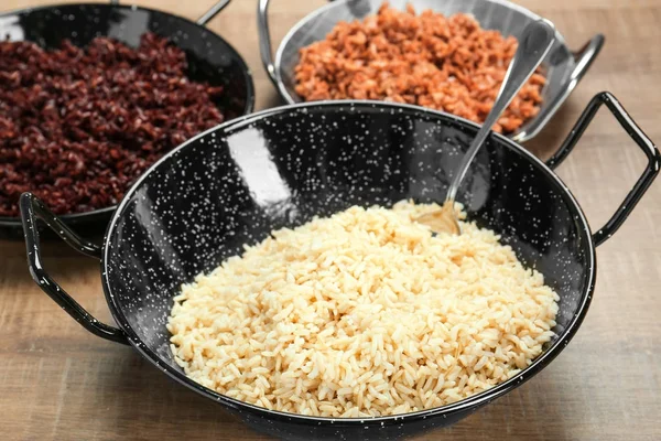 Gericht mit gekochtem Reis auf dem Tisch — Stockfoto