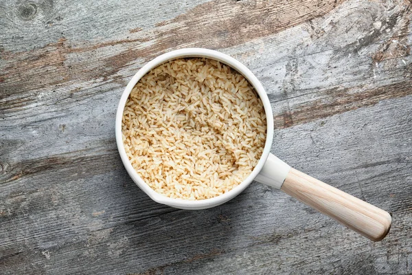 Riz cuit dans une casserole sur la table — Photo