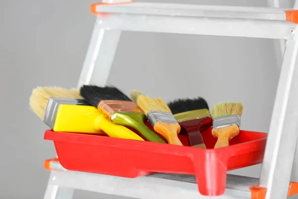 Set of brushes in paint tray — Stock Photo, Image
