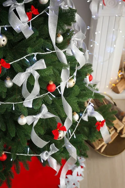 Hermoso árbol de Navidad con falda en casa —  Fotos de Stock