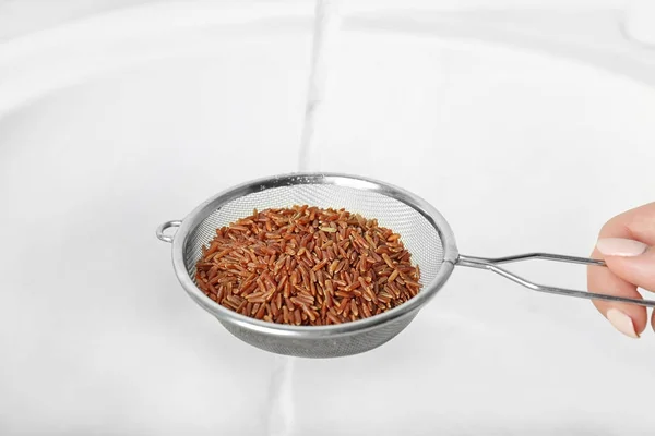 Laver le riz cru avec de l'eau dans la cuisine — Photo