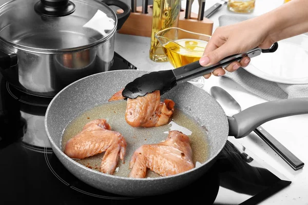Frying pan with chicken wings — Stock Photo, Image