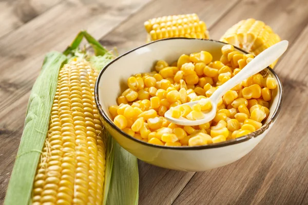 Mazorca de maíz y granos en un tazón —  Fotos de Stock