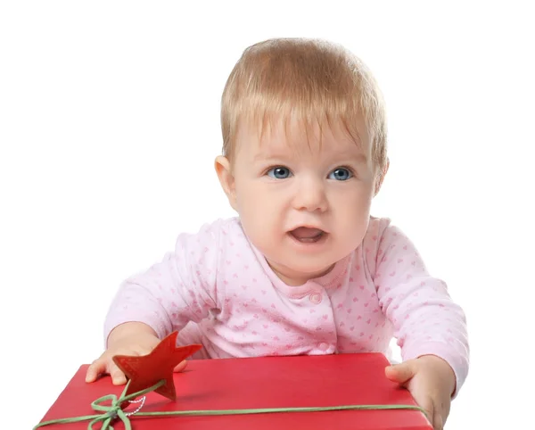 Bambino adorabile con scatola regalo di Natale su sfondo bianco — Foto Stock