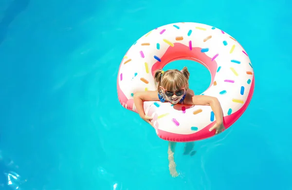 Petite Fille Mignonne Avec Beignet Gonflable Dans Piscine — Photo