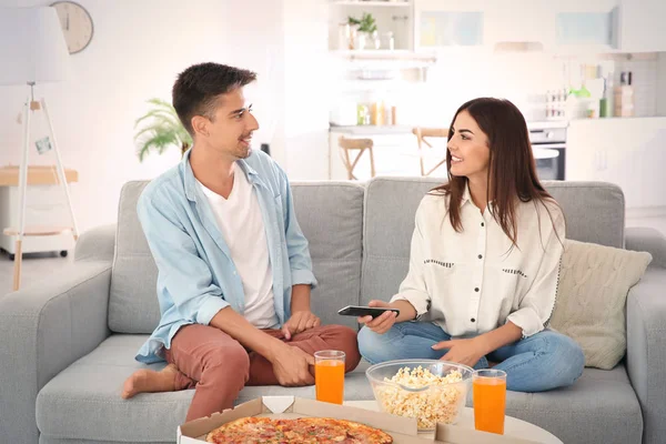 genç bir çift TV izleme