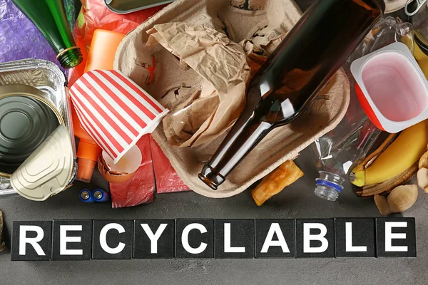 Composición con basura y palabra Reciclable — Foto de Stock