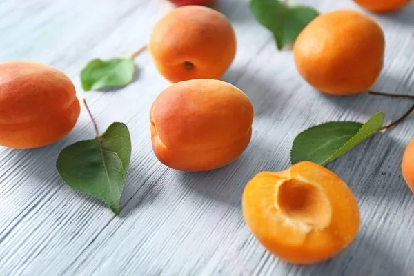 ahşap zemin üzerinde taze kayısı