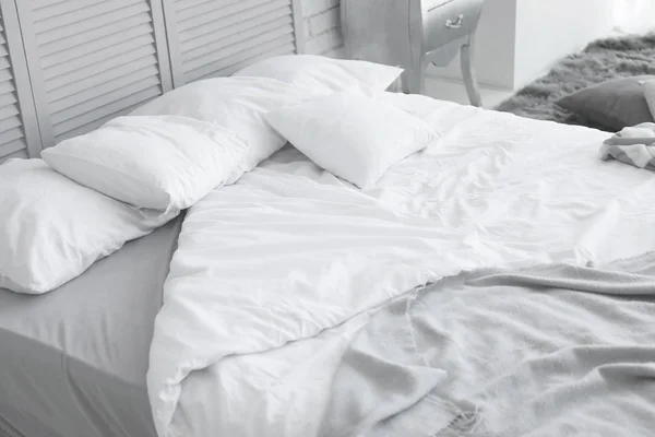 Pohodlná postel s polštáři uvnitř — Stock fotografie