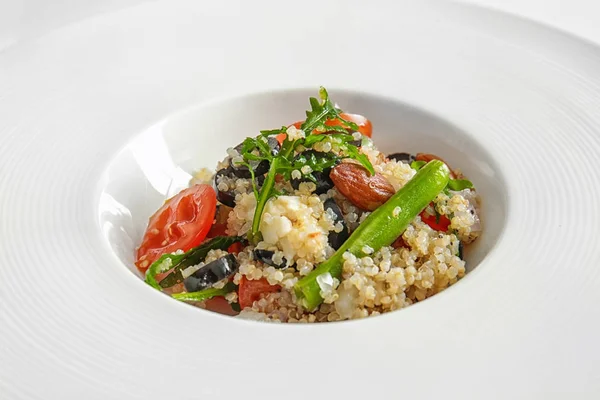 Insalata con quinoa e verdure — Foto Stock